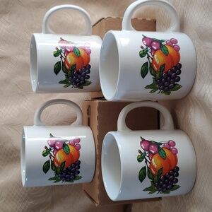 4 Mix Fruit cups Microwaveable, Great condition about 10 Oz, nice handle grip